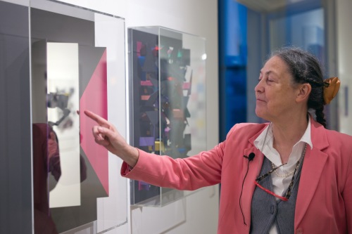 Dorothea van der Koelen vor einem Megert-Spiegelbild