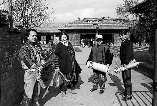 1992 - Nepal - Lore Bert mit ihren Studenten vor einer Papiermanufaktur