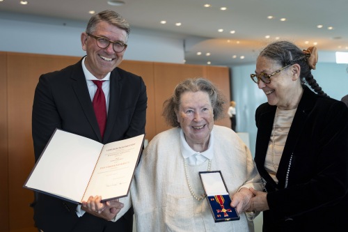 Lore Bert erhält das Bundesverdienstkreuz
