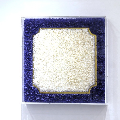 Lore Bert - Weiße Form auf Blau