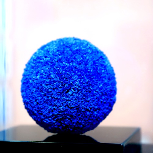 Lore Bert - Pyramide mit kleiner blauer Kugel